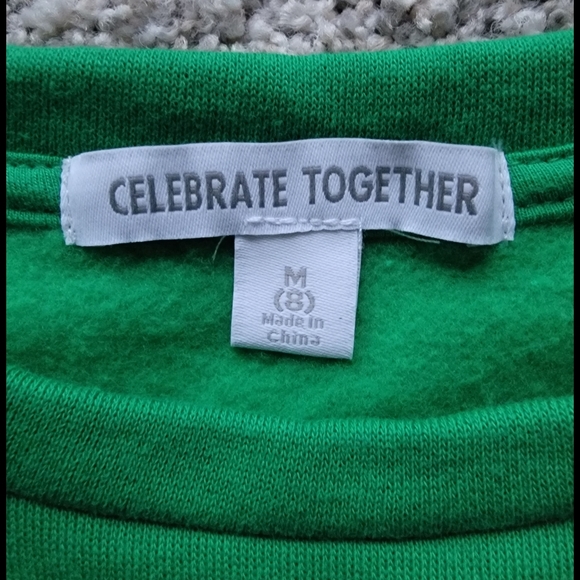 NWOT Women's Med 8 Christmas Penguins Presents Embroidered Green Sweatshirt - Picture 4 of 6